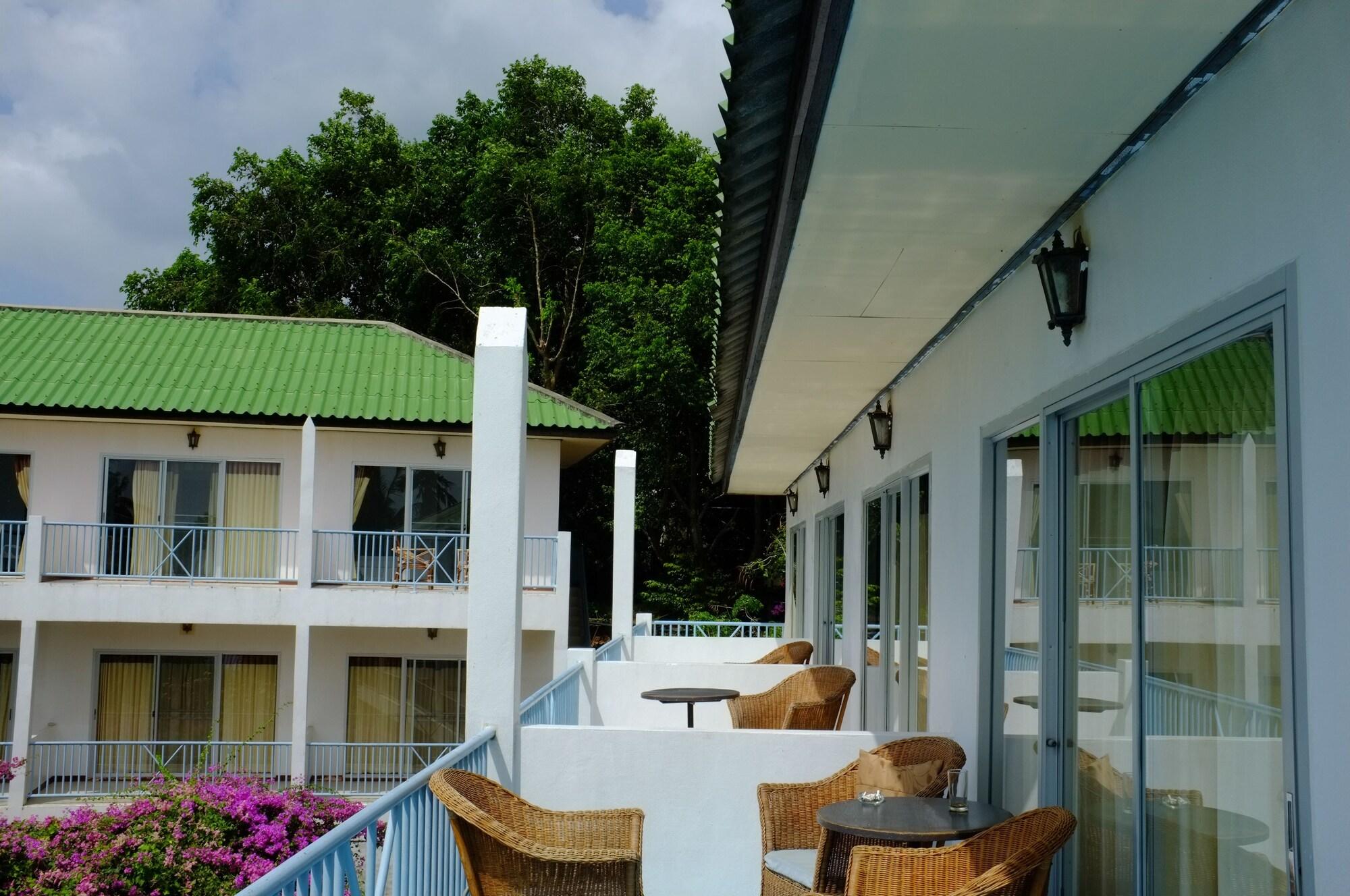 Thaniza Beachfront Resort Haad Rin Exterior photo